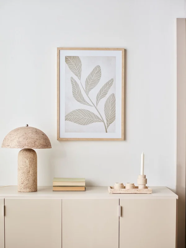 Beżowa komoda, obraz i lampa komodowa